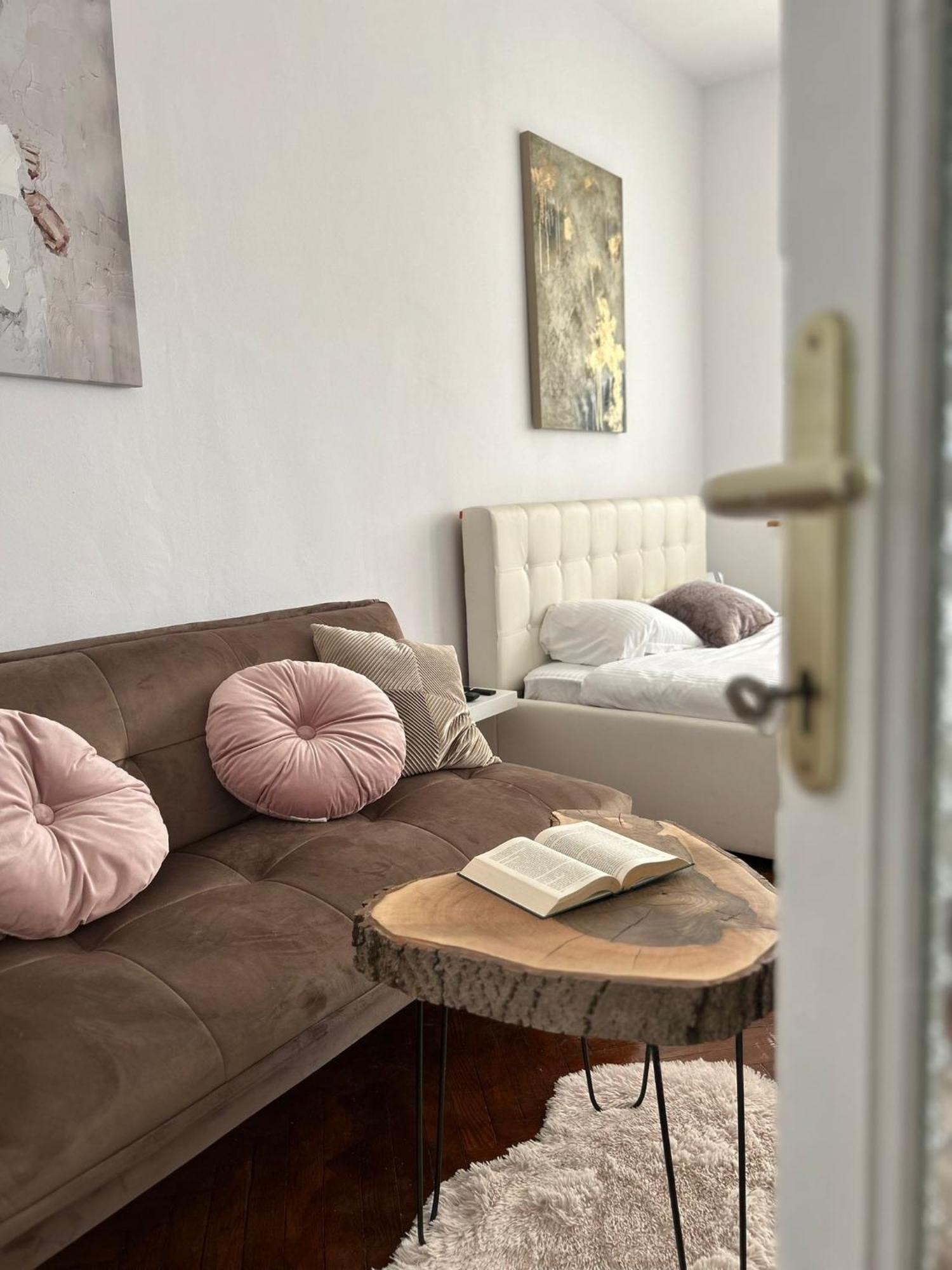 Cozy Wood Themed Sky Bar Free Minibar בוקרשט