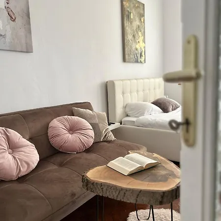 Cozy Wood Themed Studio Sky Bar Free Minibar Bucarest Extérieur photo