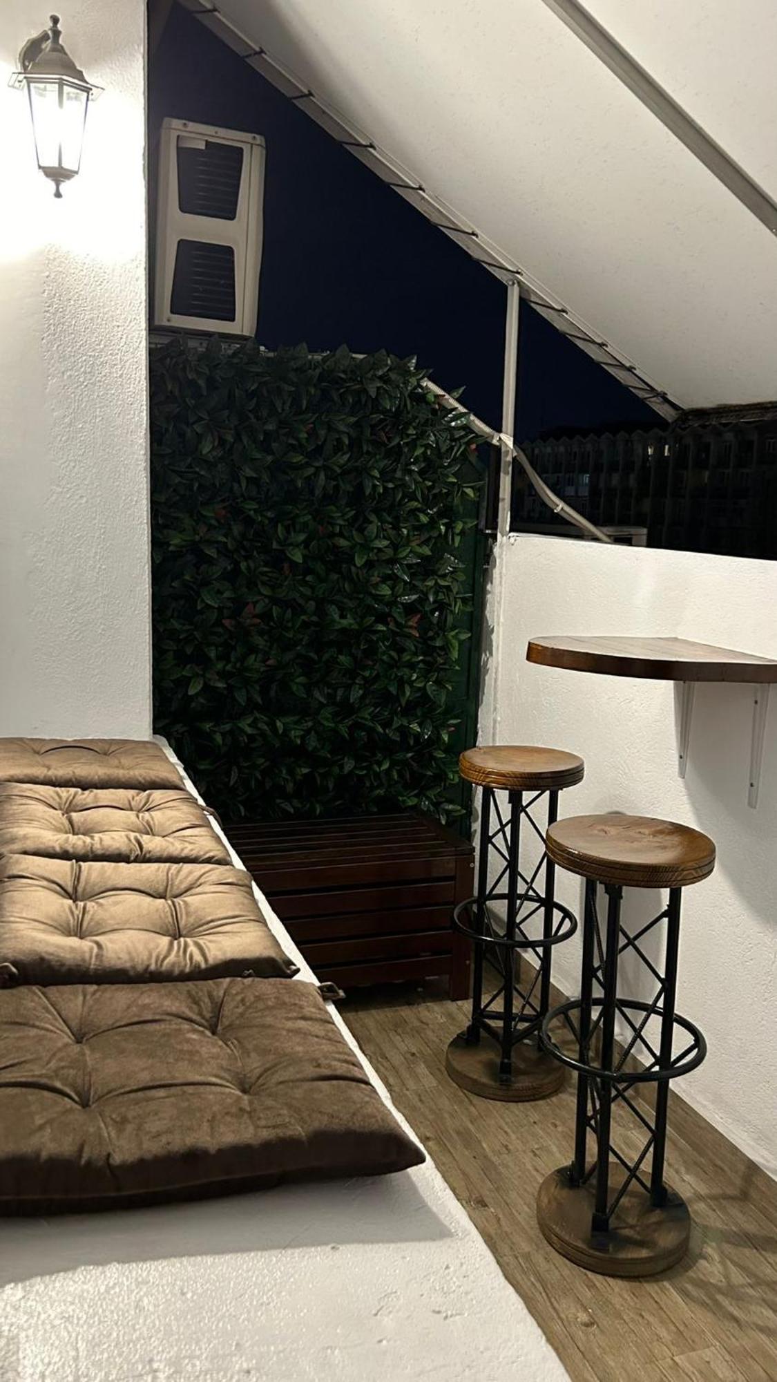 Cozy Wood Themed Sky Bar Free Minibar Bucarest