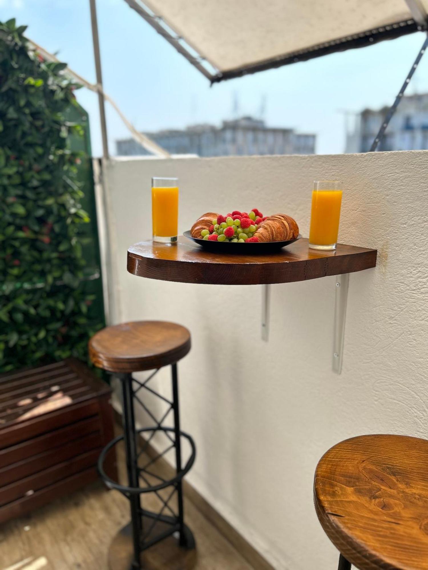 Cozy Wood Themed Sky Bar Free Minibar * Bukarest