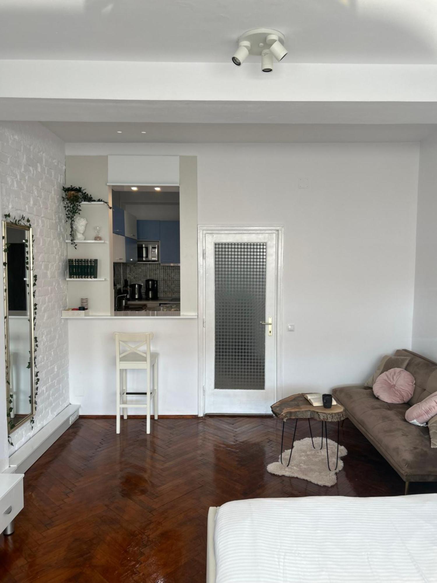 Cozy Wood Themed Sky Bar Free Minibar Appartement Bucarest
